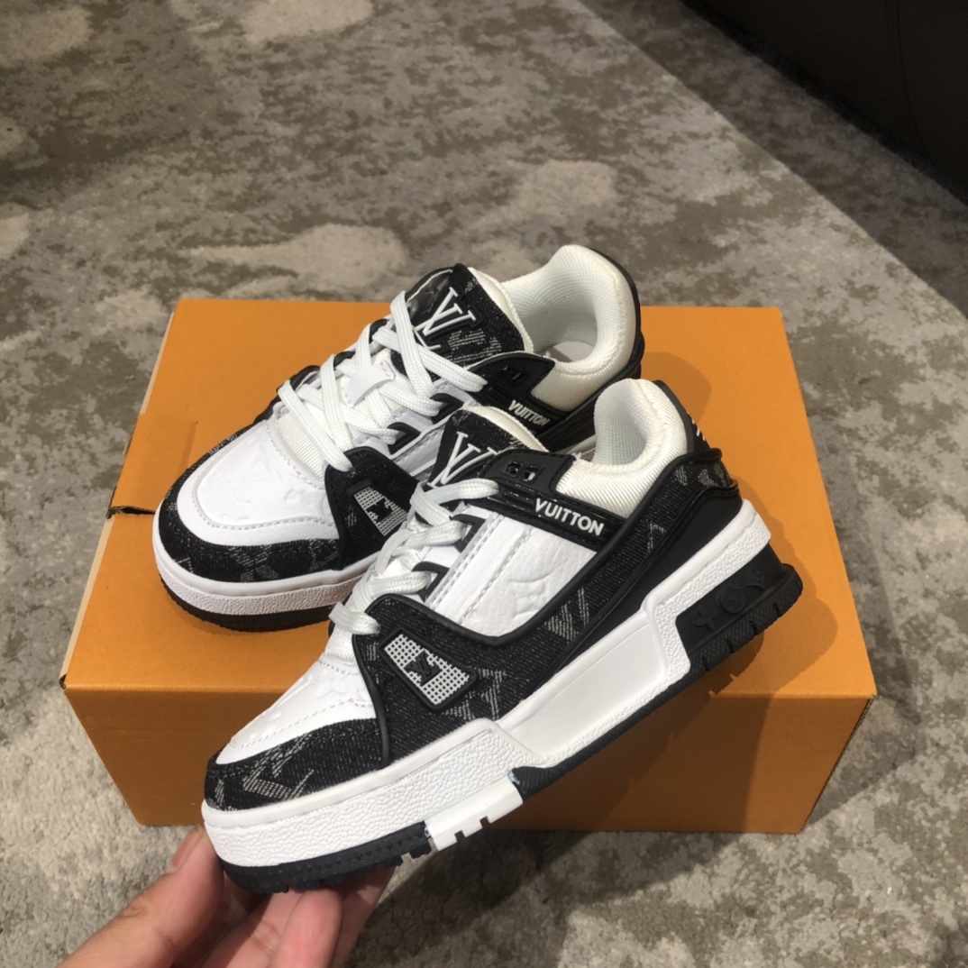 Children's shoes child